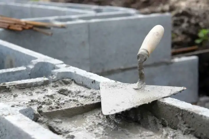 Bloczki betonowe: Dlaczego klej może być lepszy niż zaprawa murarska?