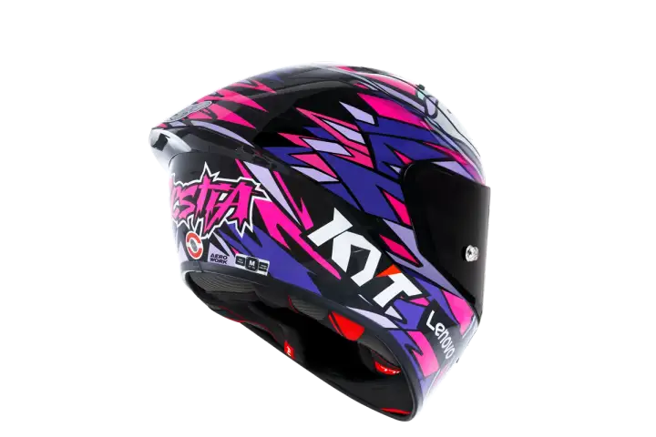 Kask motocyklowy Kyt z grafiką "Sista" w kolorach różowym i fioletowym. Wykonany z poliwęglanu czy włókna szklanego?