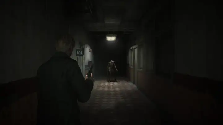 Mroczny korytarz szpitalny, gracz z pistoletem mierzy do przerażającej pielęgniarki. Klimat jak w najlepszych grach horror ps5.