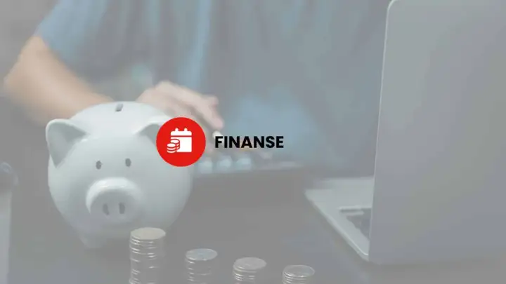 Skarbonka, monety i laptop sugerują zarządzanie finansami, w tym potencjalny podatek od darowizny.