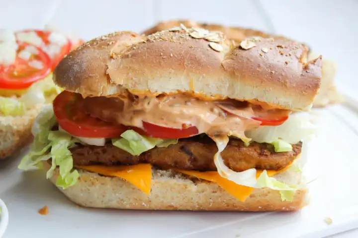 Kanapka z chrupiącym kotletem, serem, warzywami i kremowym sosem kowbojskim Subway.