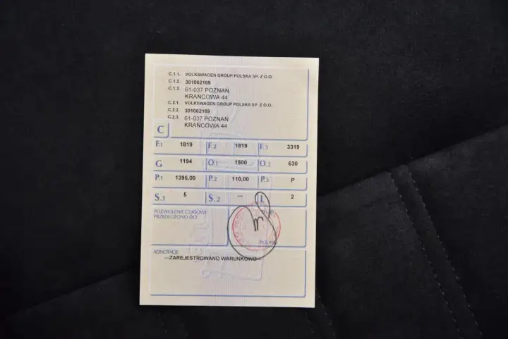Dokument z danymi pojazdu i pieczęcią, wyglądający jak tymczasowy dowód rejestracyjny.
