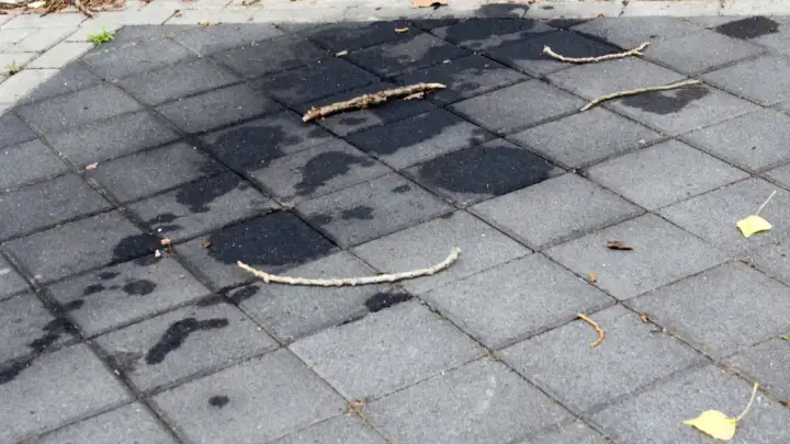 Plamy oleju na betonie? Usuń je skutecznie i zabezpiecz powierzchnię!