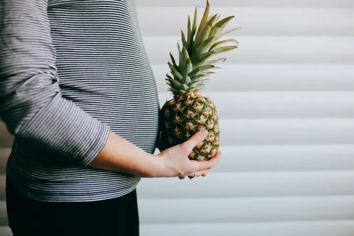 Ananas w ciąży - Czy jest bezpieczny i czy naprawdę wywołuje poród?