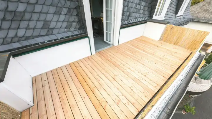 Neuer Holzboden auf dem Balkon, perfekt zum Balkon abdichten und genießen.