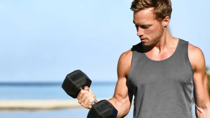 Ile serii na biceps? Optymalna liczba i plan bez kontuzji
