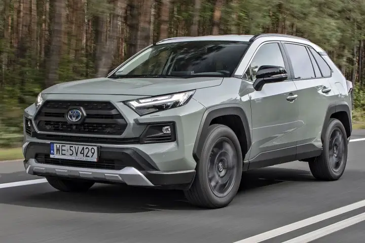 Szary Toyota RAV4 Hybrid w ruchu drogowym. Sprawdź aktualny toyota rav4 cennik i wybierz swój wymarzony SUV.
