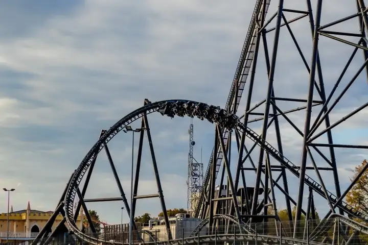 Red Force - najszybszy rollercoaster w Europie? Poznaj fakty!