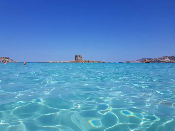 Acque cristalline e un'antica torre in mezzo al mare: uno dei tanti posti di mare belli in Italia.