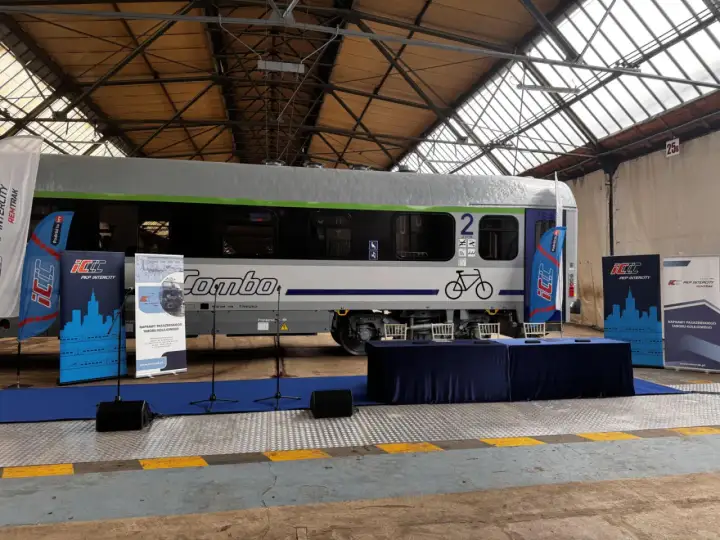 Nowy wagon PKP Intercity "Combo" z rowerem na zielonej górze w Bydgoszczy.