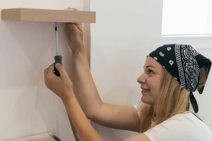 Fixer 2 meubles sans percer - La méthode qui tient vraiment