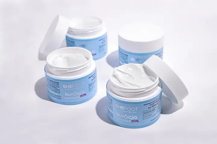 Cztery słoiczki kremu SHEFOOT z mocznikiem 20%. Ten produkt, dzięki swojej formule, zapewnia regenerację i nawilżenie, a jego konsystencja przypomina cerkoderm.