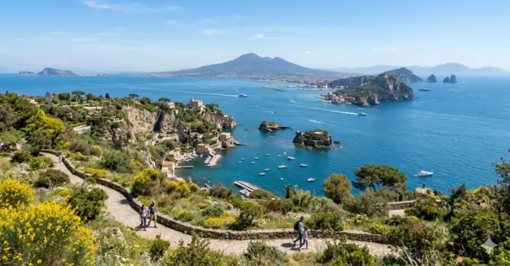 Sentiero fiorito in un giardino di agrumi con vista sul golfo e il Vesuvio.