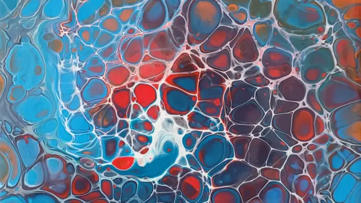 Tableau abstrait aux couleurs vives, bleu, rouge, orange, blanc. Cellules formées par la technique de comment faire de la peinture acrylique fluide.