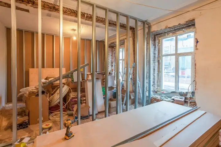 Budowa nowego wnętrza, widoczny stelaż metalowy, materiały budowlane i okno. To będzie piękny profil UA.