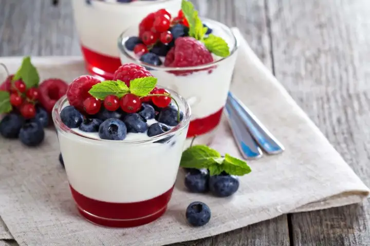 Panna cotta z malinami i borówkami, idealna na deser. Ile łyżeczek żelatyny na pół litra wody?