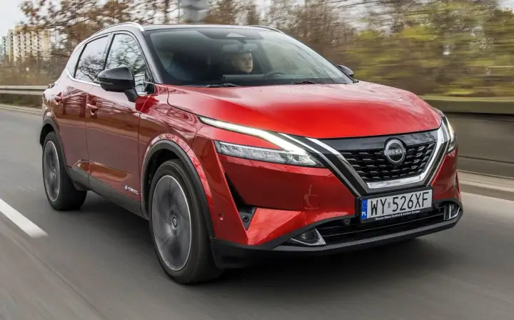 Czerwony Nissan Qashqai e-POWER w ruchu. Sprawdź aktualną nissan qashqai cena i wybierz swój wymarzony SUV.