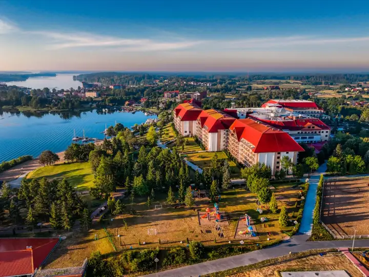 Kiedy powstał Hotel Gołębiewski w Mikołajkach? Poznaj historię
