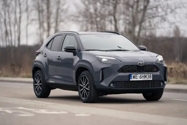 Szary Toyota Yaris Cross 2025 z GR Sport na drodze.