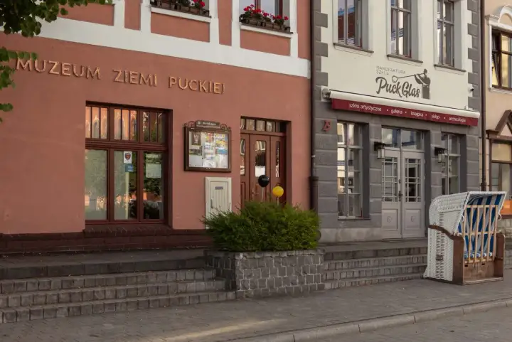 Muzeum Ziemi Puckiej i sklep z rękodziełem szklanym Puck Glas to ciekawe puck atrakcje.