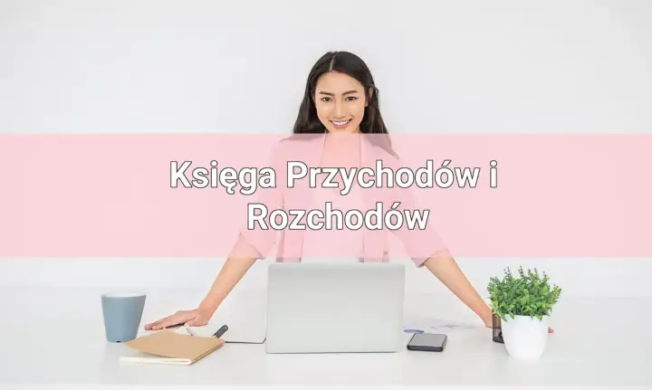 Uśmiechnięta kobieta przy biurku z laptopem i notatkami. Tekst "Księga Przychodów i Rozchodów" na różowym tle.