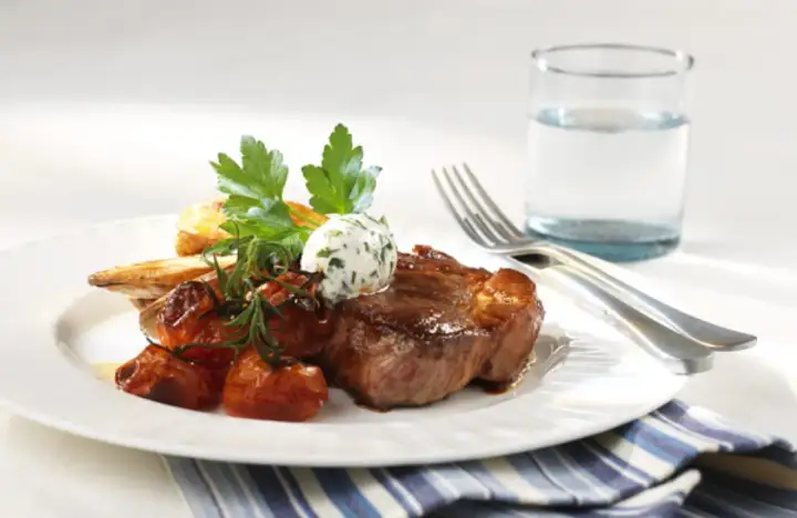 En saftig biff med rostade tomater, potatis och örtsmör. Ett perfekt karre recept för en lyxig middag.