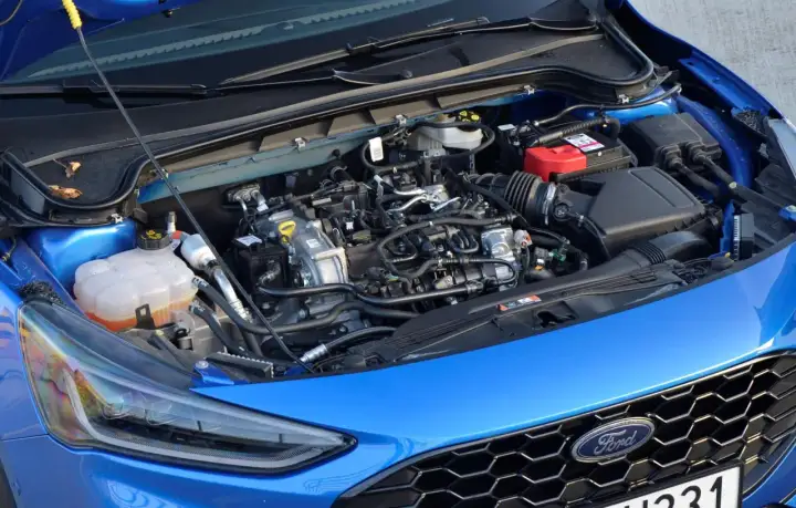 Silnik ecoboost w niebieskim Fordzie, gotowy do drogi.