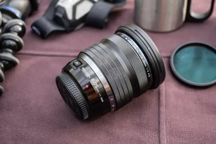 Obiektyw OM SYSTEM M. ZUIKO DIGITAL 8-25mm 1:4 PRO. Idealny do krajobrazów i szerokich ujęć, pokazuje jaki obiektyw do czego.