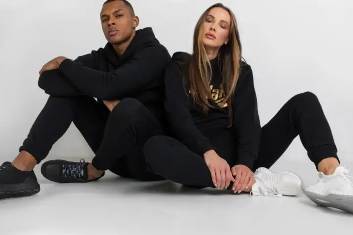 Para do dresów: czarne sneakersy dla niego, białe dla niej. Idealne połączenie komfortu i stylu.