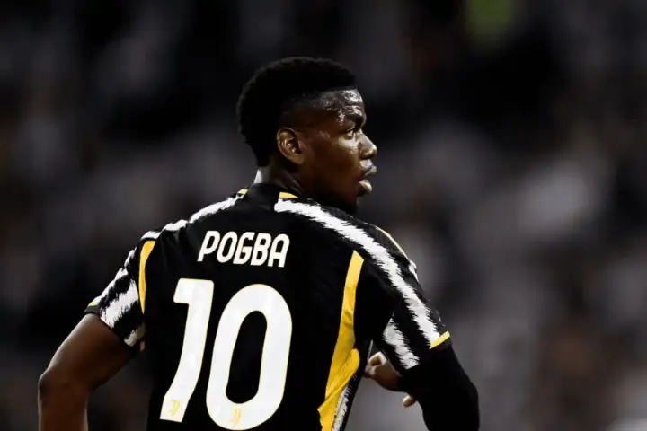 Piłkarz Paul Pogba w czarno-złotej koszulce z numerem 10, gotowy do gry.