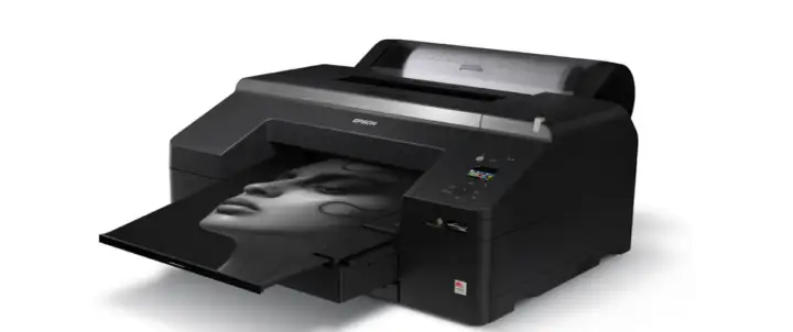 Czarna drukarka Epson z wydrukiem portretu kobiety. To najlepsza drukarka do zdjęć, która ożywia Twoje wspomnienia.