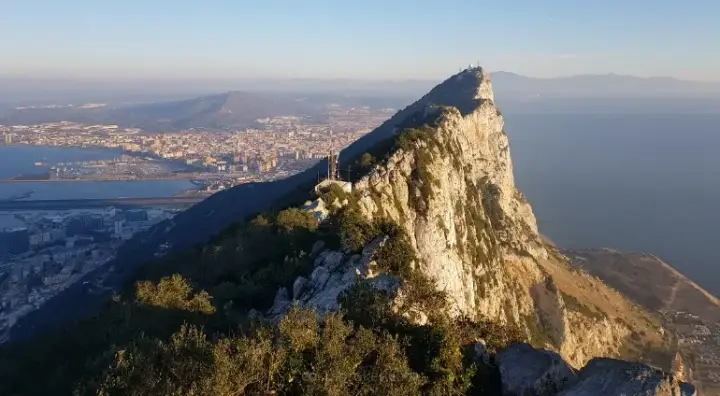 Gdzie leży Gibraltar? Odkryj jego niezwykłe położenie i znaczenie