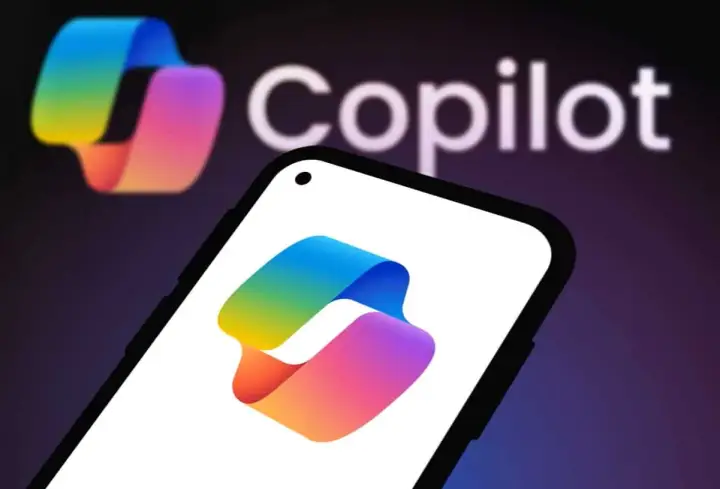 Kolorowe logo Copilot na ekranie smartfona. Zastanawiasz się copilot co to? To narzędzie AI.