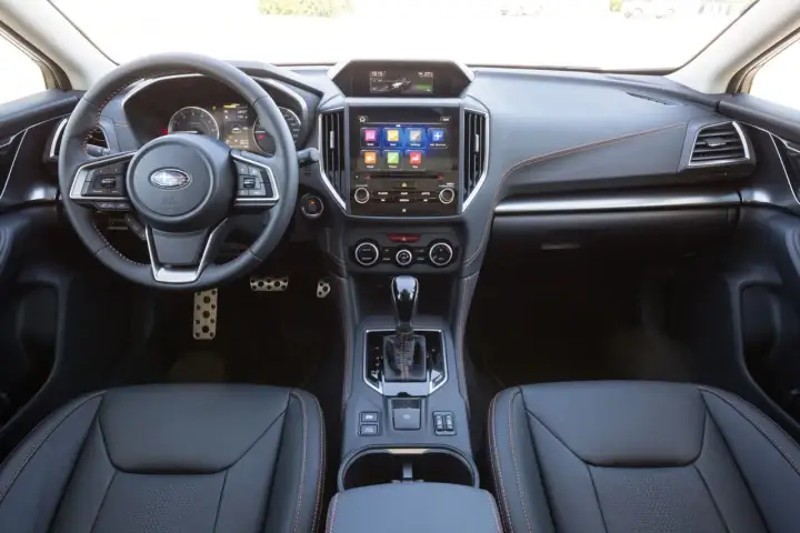 Wnętrze Subaru XV: skórzana tapicerka, ekran multimedialny i kierownica. Wiele osób szuka subaru xv opinie, by poznać ten model.