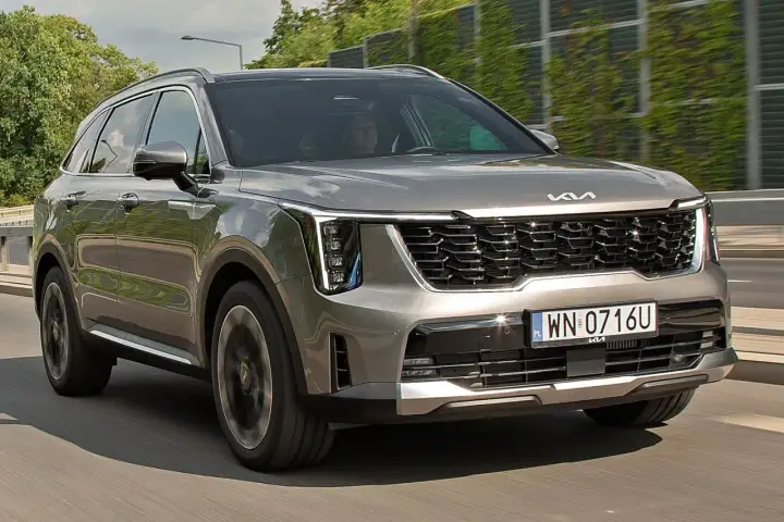 Szary Kia Sorento w ruchu. Sprawdź aktualny kia sorento cennik i odkryj jego możliwości.