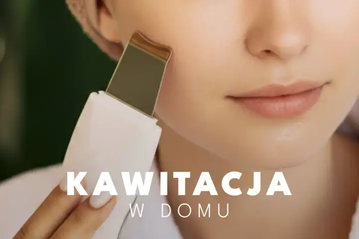 Kobieta wykonuje peeling kawitacyjny w domu. Urządzenie delikatnie oczyszcza skórę twarzy, pozostawiając ją gładką i promienną.