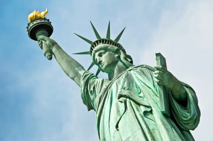 Statua Wolności, symbol wolności, wznosi się dumnie. Jej imponująca wysokość robi wrażenie.