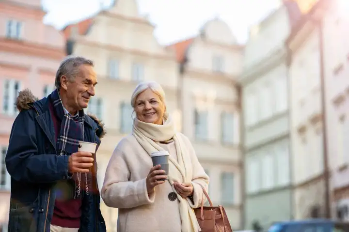 Wycieczki dla seniorów samolotem - jak podróżować bez stresu?