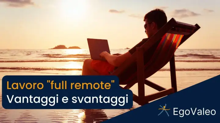 Uomo in sdraio sulla spiaggia lavora al computer, godendosi il lavoro full remote con vista mare al tramonto.