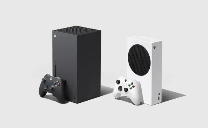 Czarna i biała konsola Xbox Series X z kontrolerami.