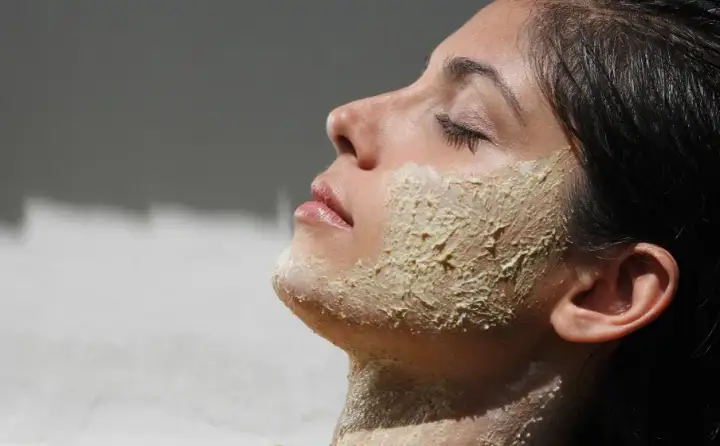 Ile trzymać peeling na twarzy, by uniknąć podrażnień skóry?