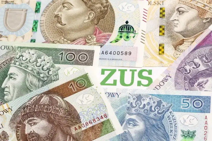 Polskie banknoty 10, 50, 100 zł i napis ZUS. Czy to obrazuje najwyższa emerytura w Polsce?