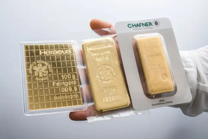 Trzy sztabki złota: 100g Heraeus, 1000g Heraeus i 500g Chafner. Spadek cen złota może skłonić do zakupu.