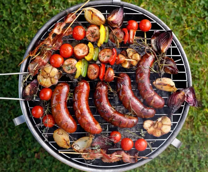 Co na grilla szybko i tanio: 15 przepisów na oszczędne grillowanie