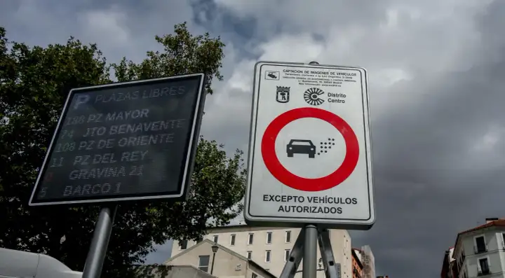 Señal R120 de prohibición de circulación para vehículos contaminantes en el Distrito Centro de Madrid, excepto autorizados.