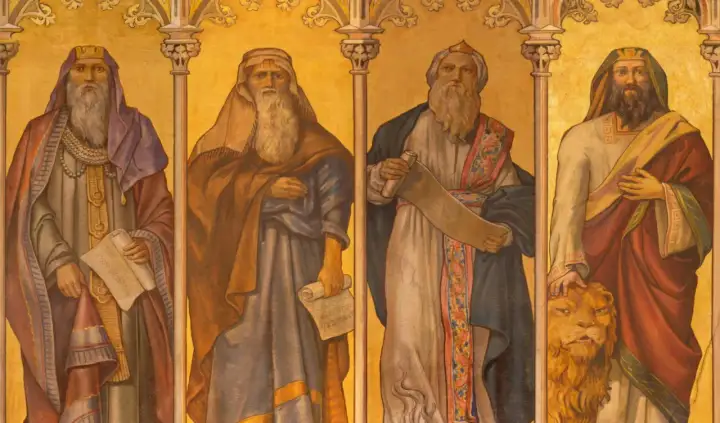 Czterech proroków Starego Testamentu w bogatych szatach, trzymających zwoje. Jeden z nich, Daniel, głaszcze lwa.