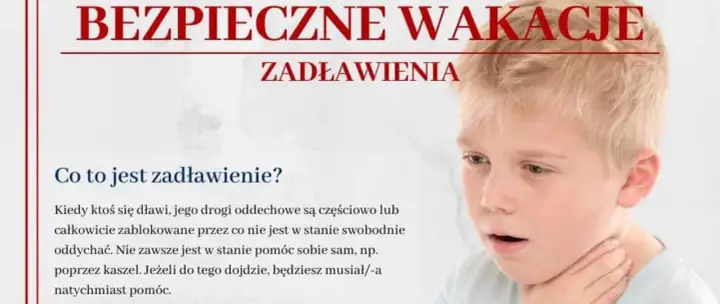 Chłopiec z otwartymi ustami i ręką na szyi, symbolizujący zadławienie. Tekst informuje o bezpiecznych wakacjach i zagrożeniu zadławieniem.