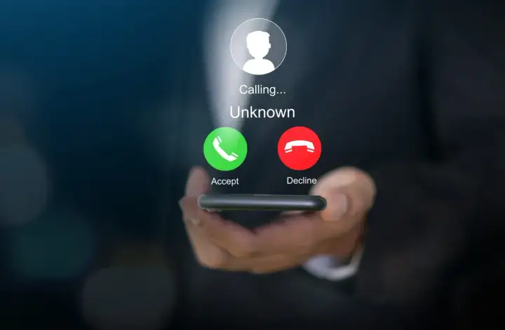 Nieodebrane połączenie spam od nieznanego numeru. Ekran telefonu pokazuje przycisk "Odbierz" i "Odrzuć".