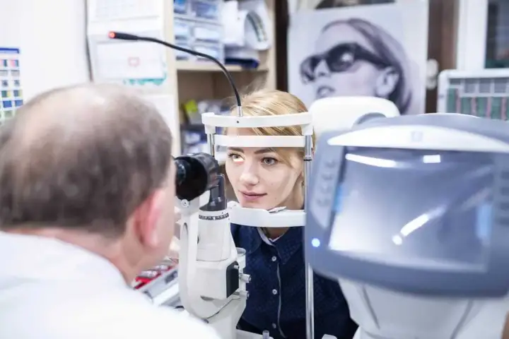 Okulista, optometrysta, optyk - Kto naprawdę bada wzrok?