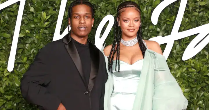 Rihanna i jej mąż A$AP Rocky pozują na tle zieleni.
